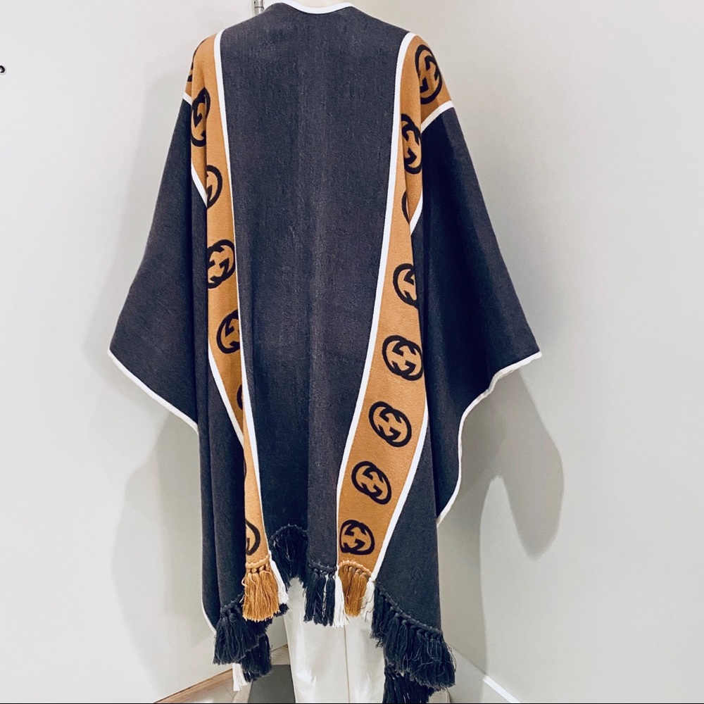 GUCCI REVERSIBLE UNISEXI INTERLOCKING GG CAPE. - Picture 10 of 13
